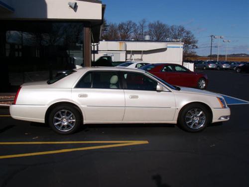 Cadillac DTS 2010 photo 1