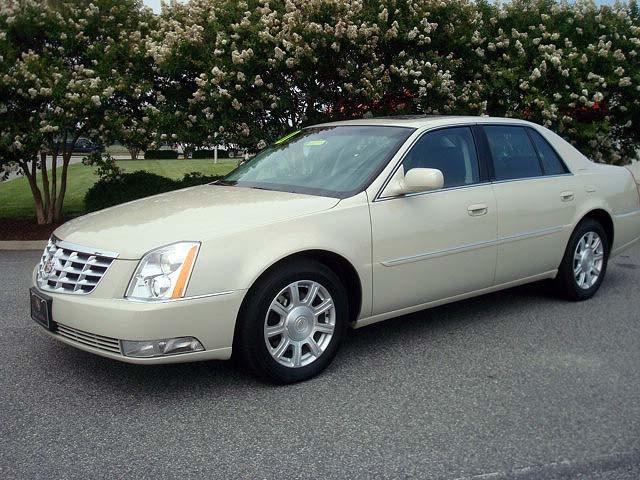 Cadillac DTS Base Sedan