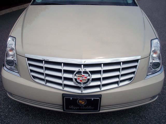 Cadillac DTS 2010 photo 1