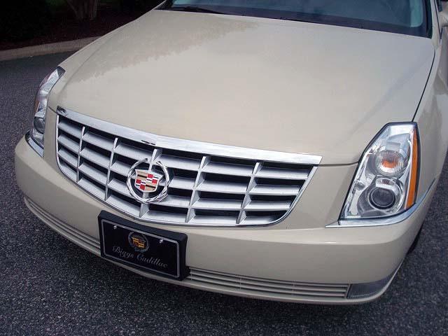 Cadillac DTS 2010 photo 2