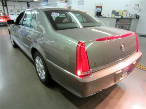 Cadillac DTS 2010 photo 2