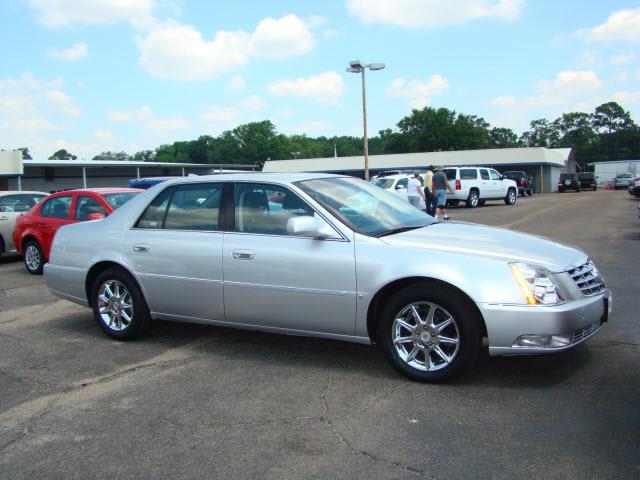 Cadillac DTS 2010 photo 1