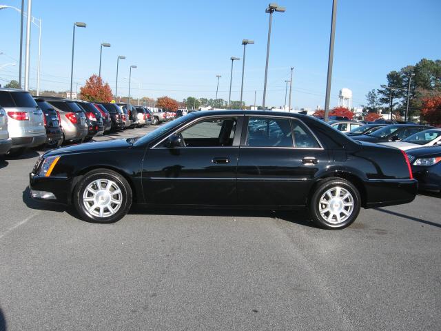 Cadillac DTS 2010 photo 2