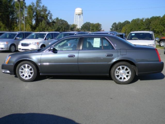 Cadillac DTS 2010 photo 1