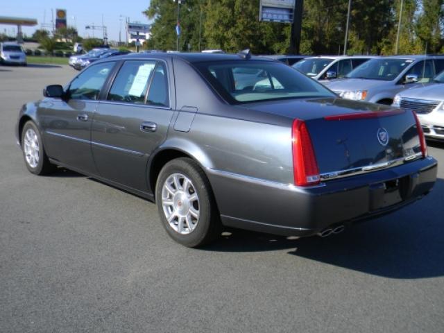 Cadillac DTS 2010 photo 2