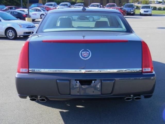 Cadillac DTS 2010 photo 3