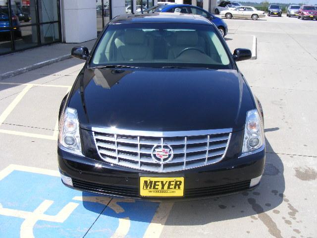 Cadillac DTS 2010 photo 1