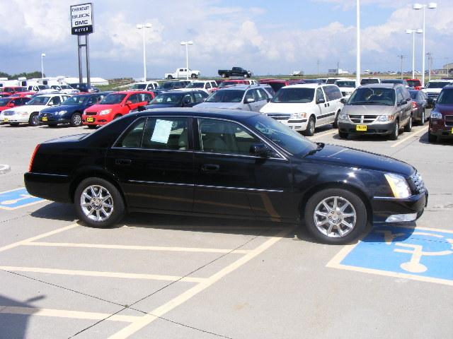 Cadillac DTS 2010 photo 2