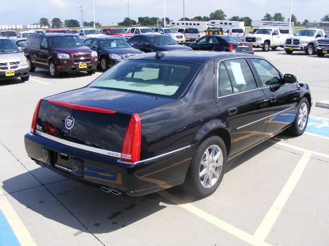 Cadillac DTS 2010 photo 3