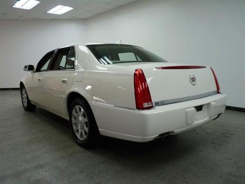 Cadillac DTS 2010 photo 1