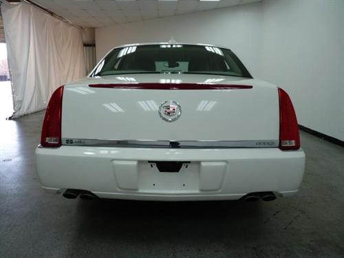 Cadillac DTS 2010 photo 2