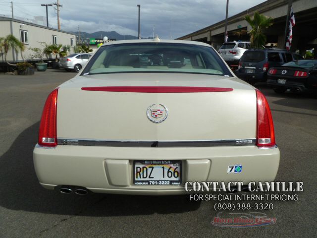 Cadillac DTS 2010 photo 1