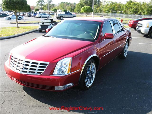 Cadillac DTS 2010 photo 2