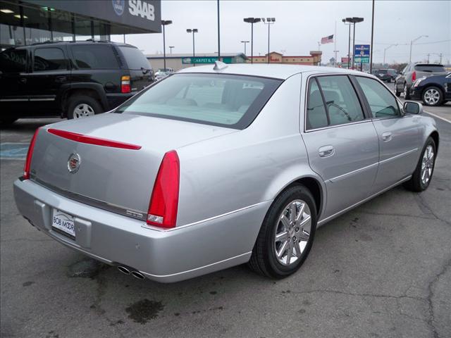 Cadillac DTS 2010 photo 1