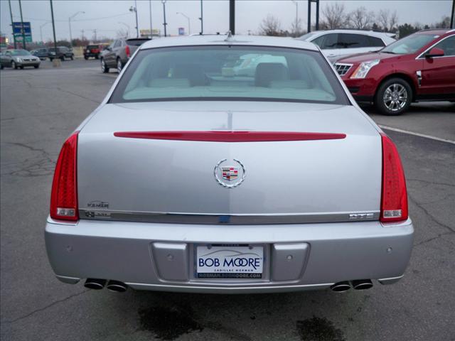 Cadillac DTS 2010 photo 2