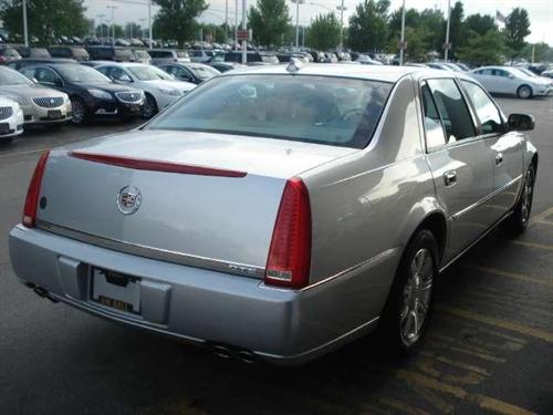 Cadillac DTS 2010 photo 1