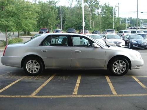 Cadillac DTS 2010 photo 2