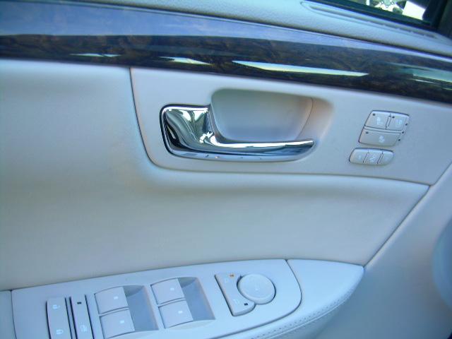 Cadillac DTS 2010 photo 1