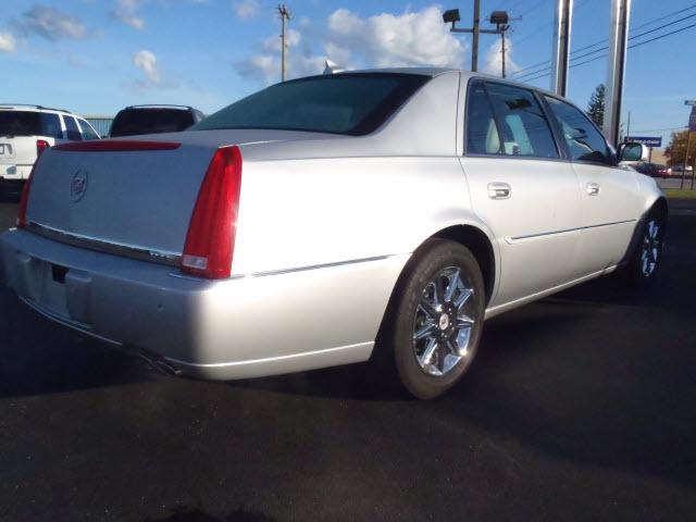 Cadillac DTS 2010 photo 1