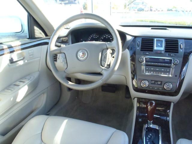 Cadillac DTS 2010 photo 2