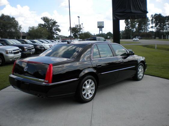 Cadillac DTS 2010 photo 2