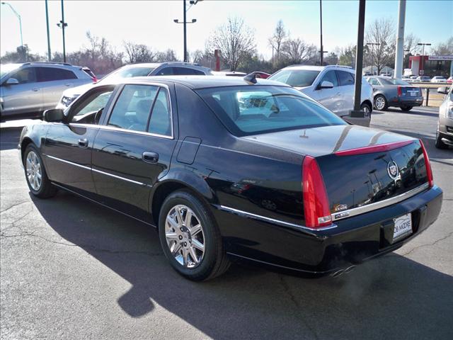 Cadillac DTS 2010 photo 2