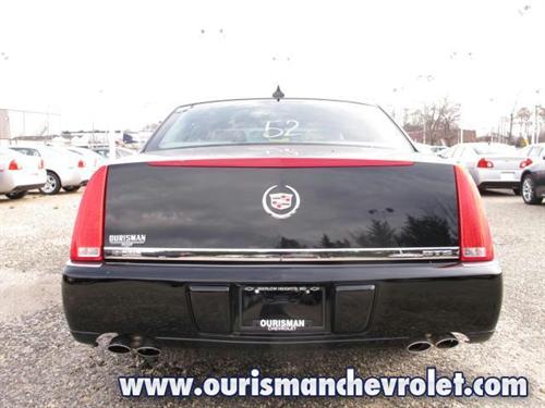 Cadillac DTS 2010 photo 2