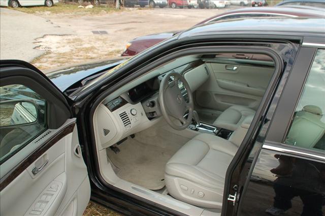 Cadillac DTS 2010 photo 1