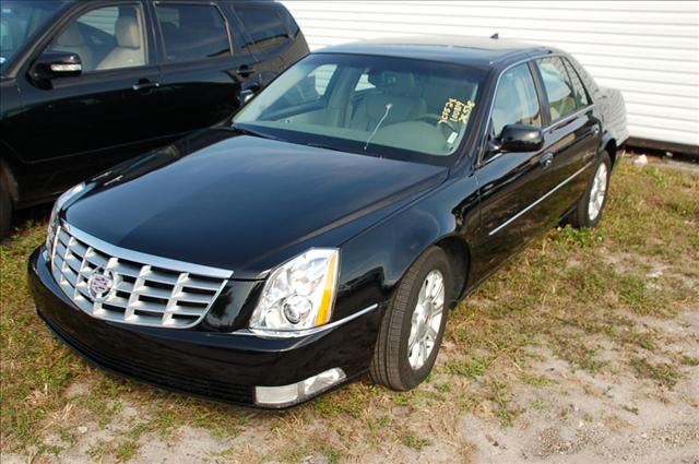 Cadillac DTS 2010 photo 2