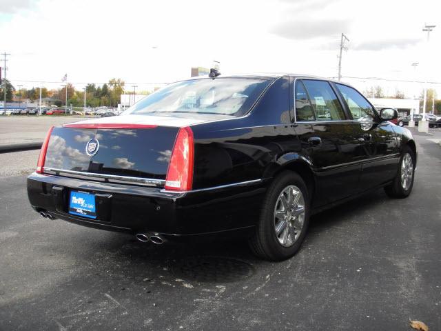 Cadillac DTS SE V6 LTHR Sedan