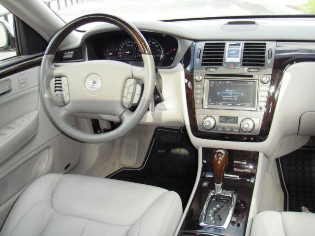 Cadillac DTS 2010 photo 1