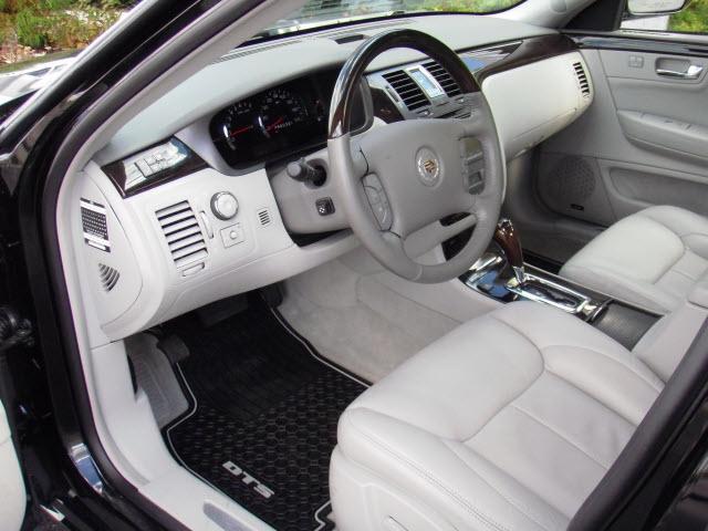 Cadillac DTS 2010 photo 2