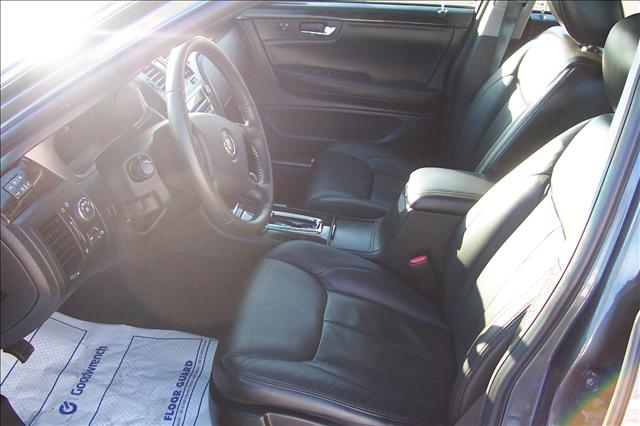 Cadillac DTS 2010 photo 1