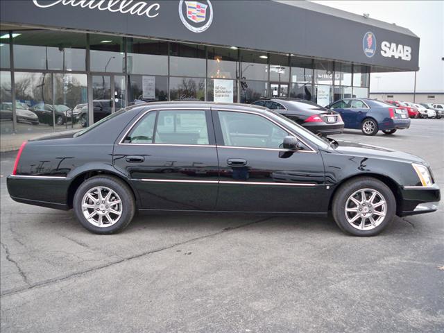 Cadillac DTS 2010 photo 1