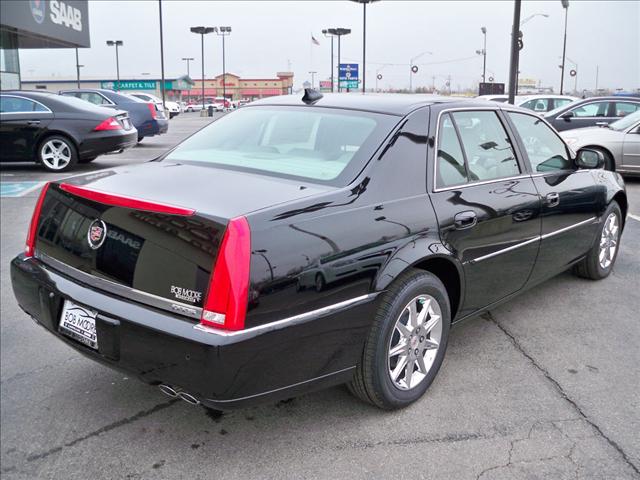 Cadillac DTS 2010 photo 2