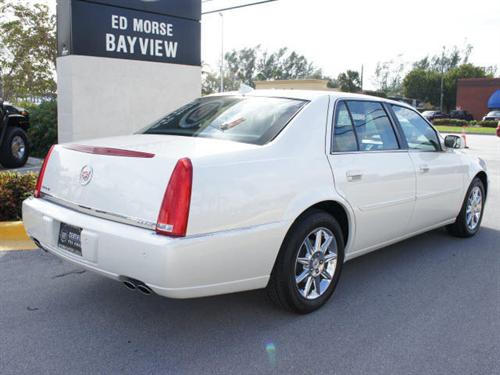 Cadillac DTS 2010 photo 1