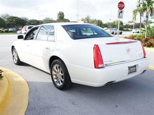 Cadillac DTS 2010 photo 2