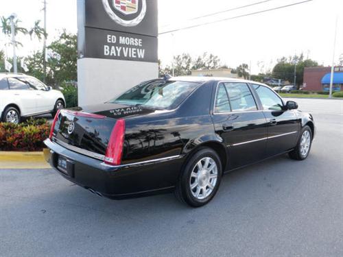 Cadillac DTS 2010 photo 2