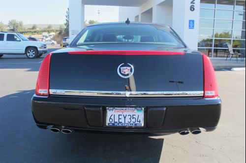 Cadillac DTS 2010 photo 2