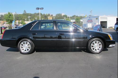 Cadillac DTS 2010 photo 3