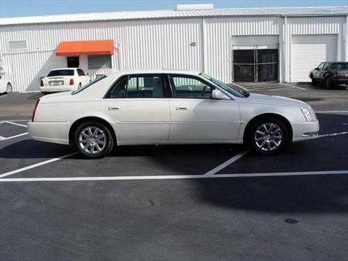 Cadillac DTS 2010 photo 1