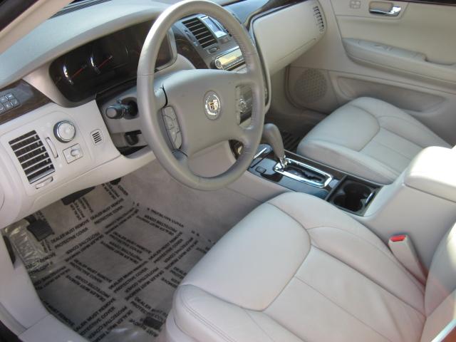 Cadillac DTS 2010 photo 2