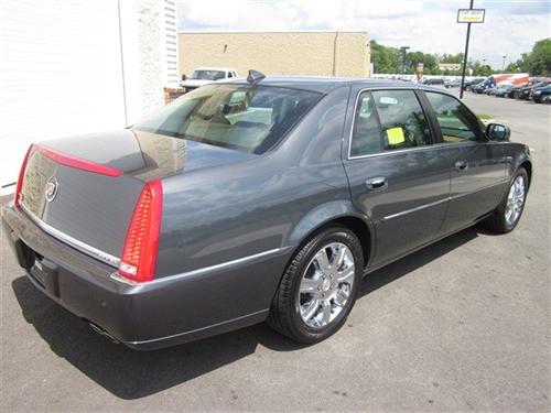 Cadillac DTS 2010 photo 1