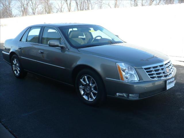 Cadillac DTS 2010 photo 1