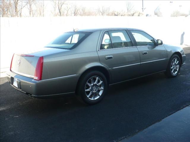 Cadillac DTS 2010 photo 2