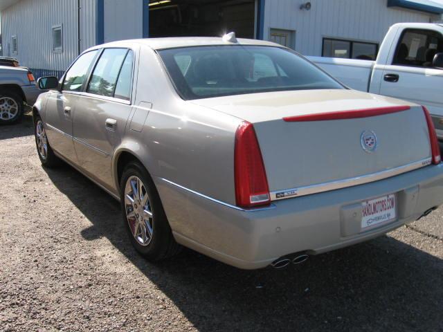 Cadillac DTS 2010 photo 2