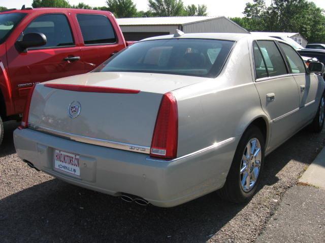 Cadillac DTS 2010 photo 3