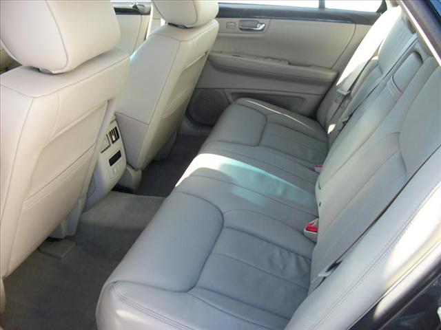 Cadillac DTS 2010 photo 2