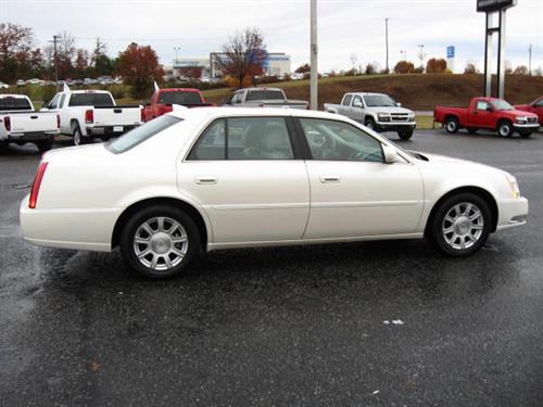 Cadillac DTS 2010 photo 2