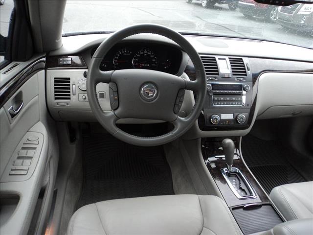 Cadillac DTS 2010 photo 5